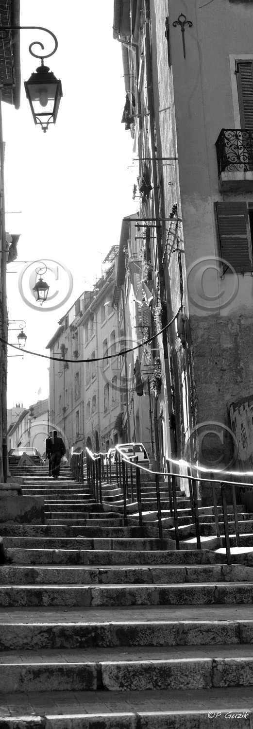 LE PANIER MARSEILLE  MONTÉE DES ACCOULES NOIR ET BLANC VERTICAL , plein formatFORMAT DISPONIBLE   33X95cm ( et 20X60cm en vente direct uniquement )pas de telechargement disponible.A chaque format correspond une éditions limitée spécifique .© collection P GUZIKA titre indicatif suivant la finition, tarif encadré vente direct:33   x 95 cm   99€20   x 60 cm   39€
