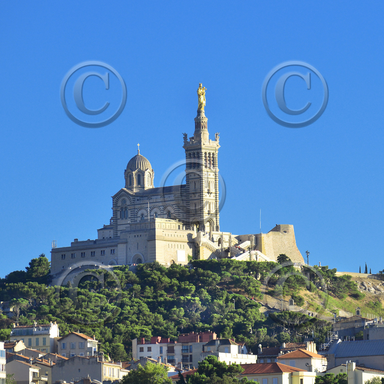 MARSEILLE  NOTRE DAME DE LA GARDE - LA BONNE MERE  plein format carreMarseille Provence photo panoramique couleurFORMAT DISPONIBLE  50 x 50 cm en vente direct uniquement pas de telechargement disponible.A chaque format correspond une éditions limitée spécifique .© collection P GUZIKA titre indicatif suivant la finition, tarif encadré vente direct:50 x 50 cm   99€DISPONIBLE SUIVANT STOCK -  CRÉATION JOURNALIERE  -